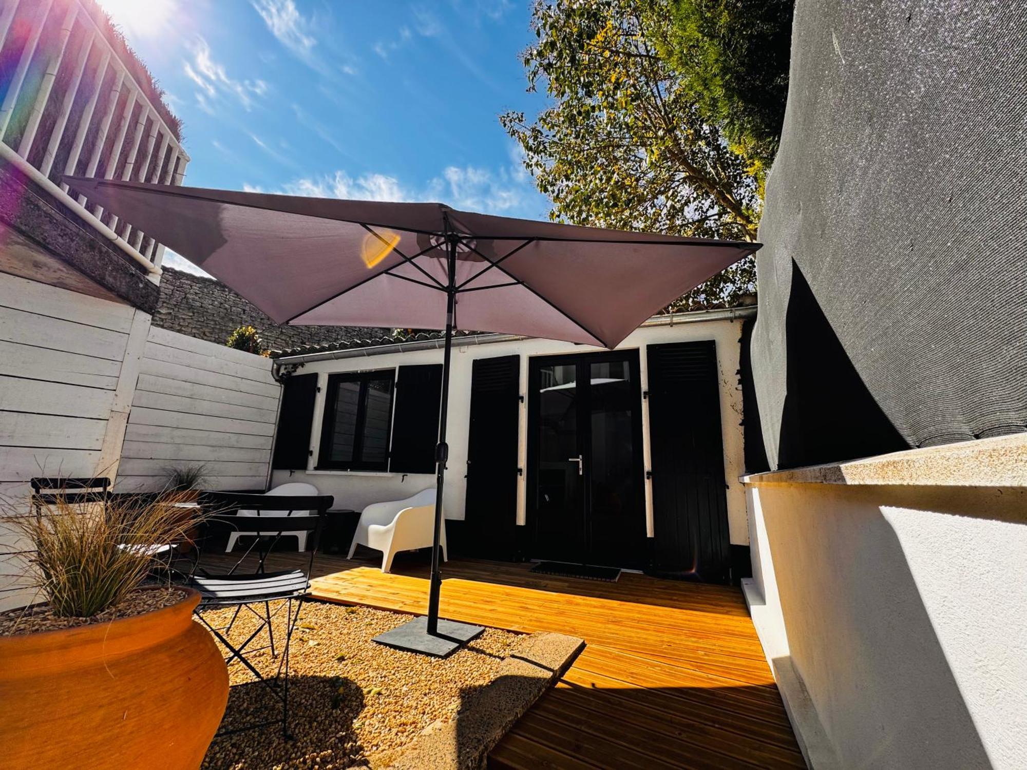 Apartment Le Petit Re, Hypercentre, Garage Prive, Terrasse Niort